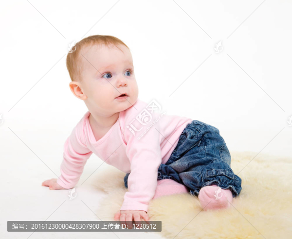 八個月女孩穿著粉色夾克和牛仔褲