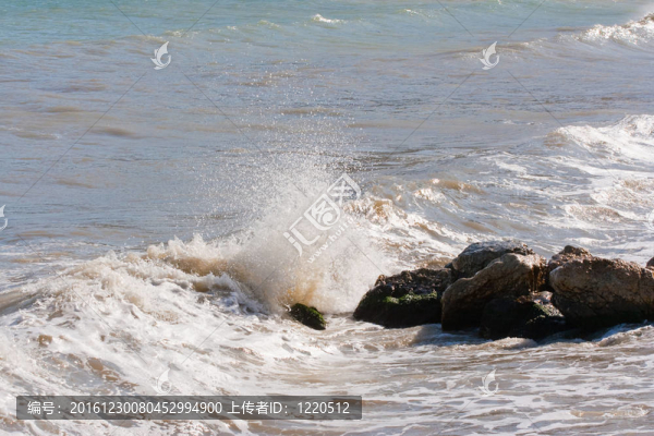 的轉(zhuǎn)動(dòng)著海浪