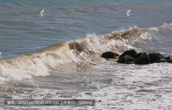 的轉(zhuǎn)動(dòng)著海浪