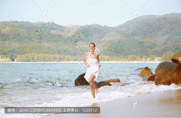 波浪中奔跑的女孩