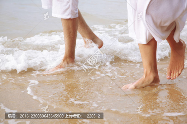 夫婦在海灘