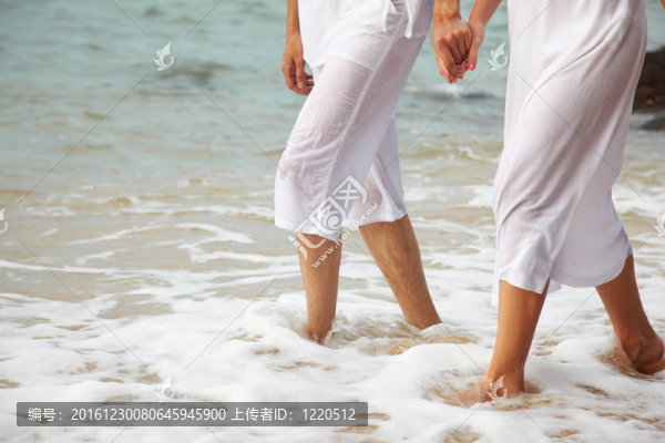 夫婦在海灘