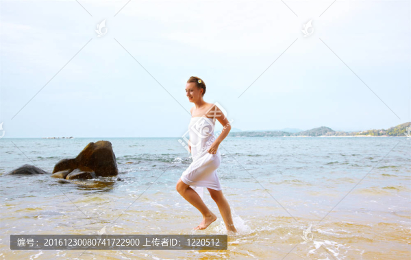波浪中奔跑的女孩