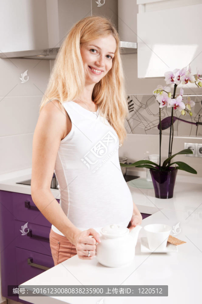 孕婦用茶壺在廚房