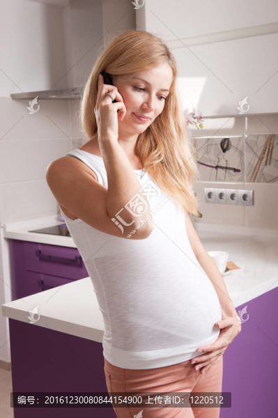 孕婦手機上