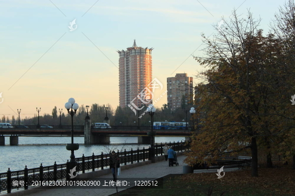頓涅茨克。路堤卡利米烏斯河