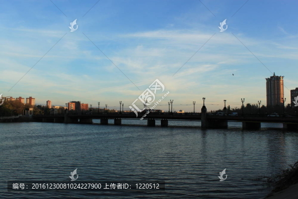 頓涅茨克。河上的橋kalmiu