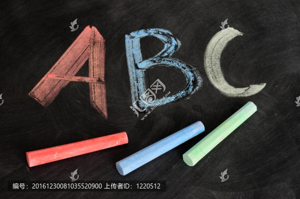 彩色粉筆書寫的ABC