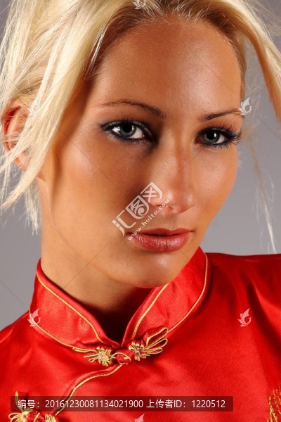 一個(gè)穿著紅色連衣裙的年輕金發(fā)女郎的畫像