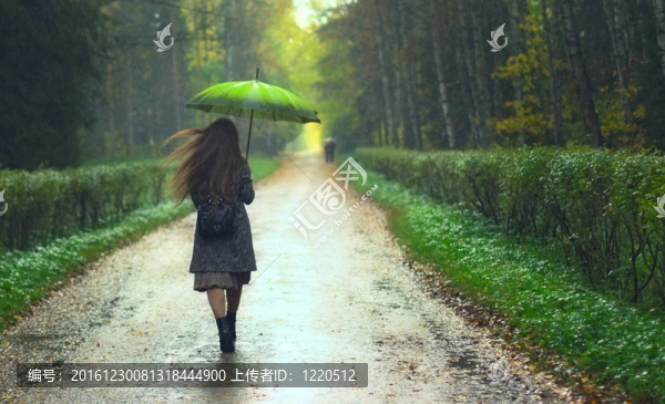 女孩在雨中