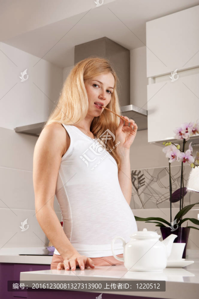 廚房孕婦