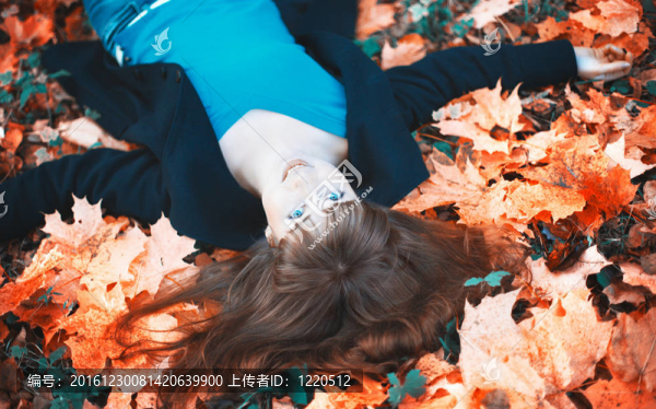 女孩躺在秋葉