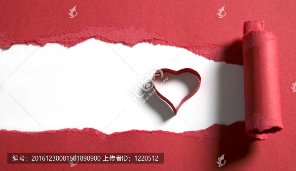 撕紅紙白色的空間和心臟形狀