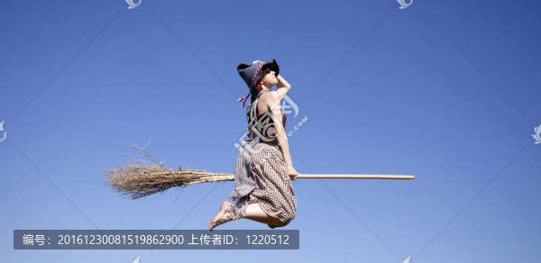 年輕的紅發(fā)女巫掃帚在天空中飛翔