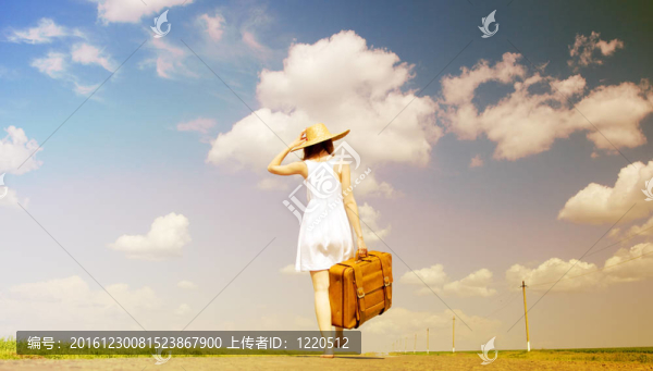 鄉(xiāng)村路上帶著手提箱的寂寞女孩。