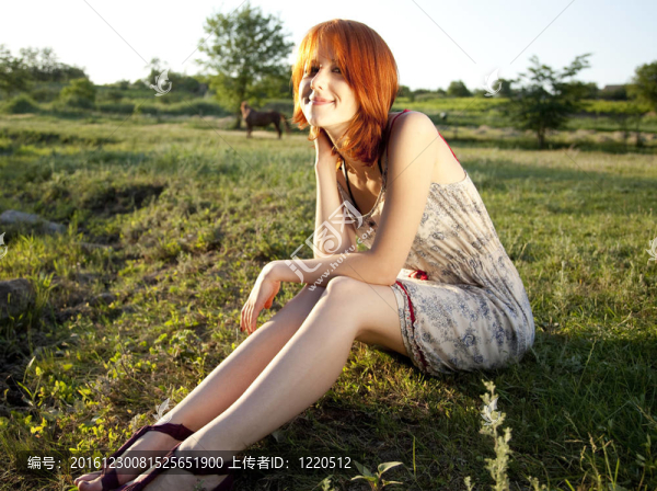 夕陽下的綠草女孩。