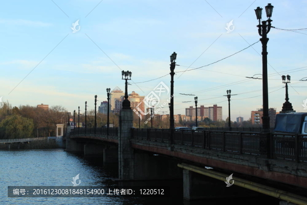 頓涅茨克。路堤卡利米烏斯河