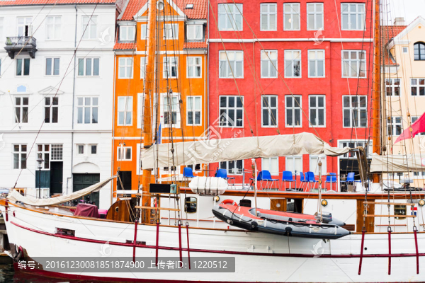 高大的船舶在Nyhavn；哥本哈根