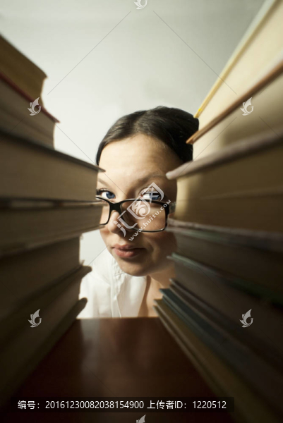 女孩偷看的書(shū)