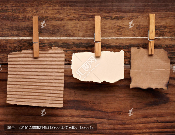 蹩腳的便條紙和木衣夾