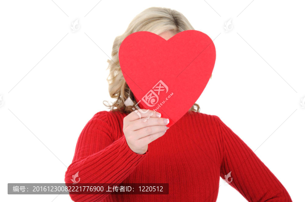 抱著紙心的年輕女子