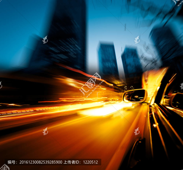 超速汽車穿越城市