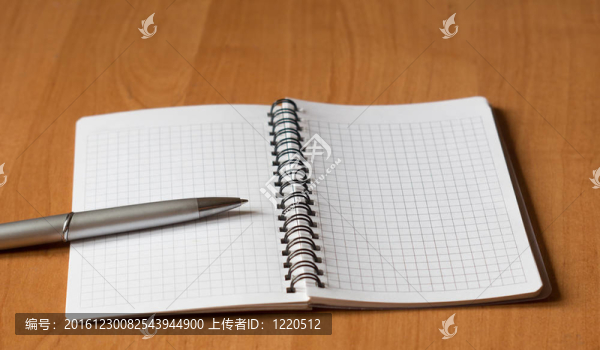 打開(kāi)筆記本和鋼筆