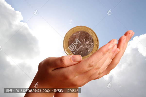 雙手拿著歐元硬幣