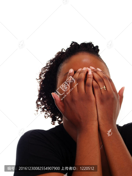 年輕的非洲裔婦女手捂臉
