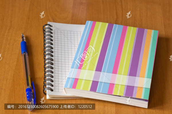打開筆記本和鋼筆