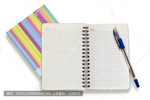 打開筆記本和鋼筆