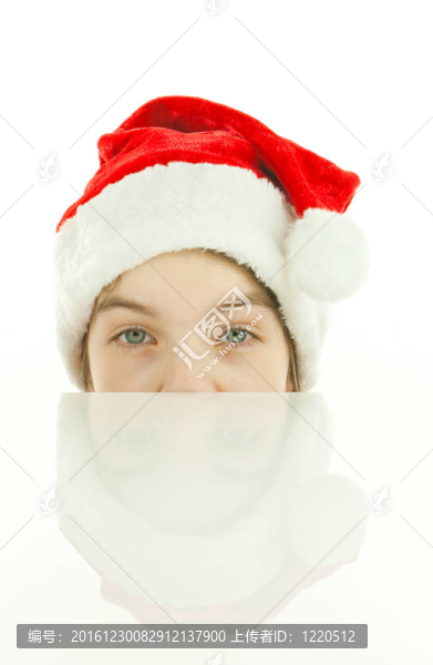 漂亮的Santa女孩；一個女孩戴著圣誕帽的特寫肖像孤立在白色背景