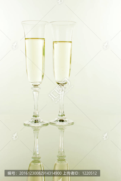 兩杯香檳酒