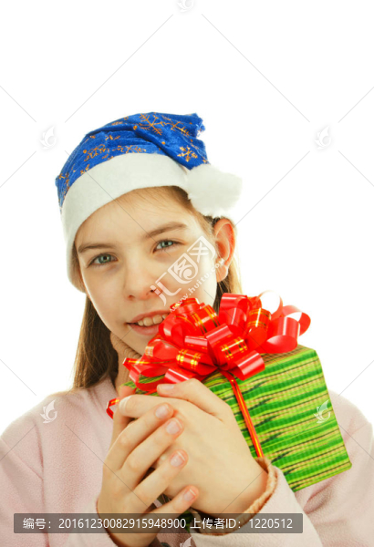十幾歲的女孩戴著Santa帽子與白色背景的禮物