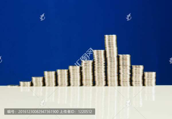 堆放在藍(lán)色背景下的硬幣