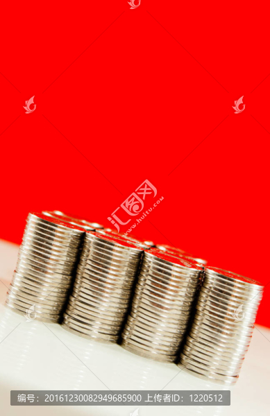 紅色背景中堆放的硬幣