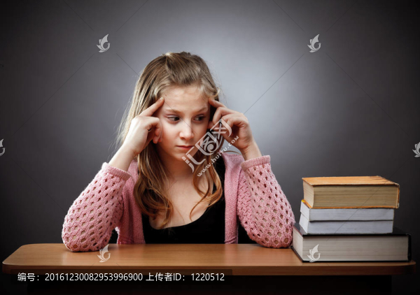 快樂女生和一堆書