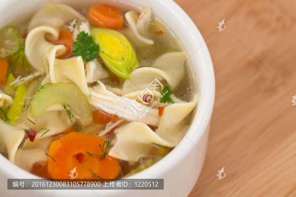 雞肉面條湯的特寫