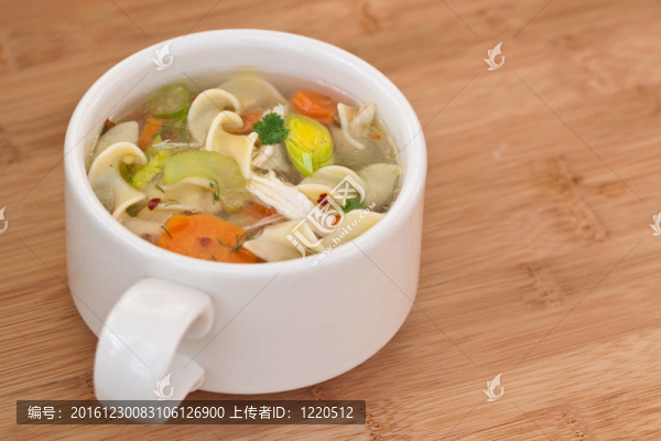 雞肉面條湯的特寫(xiě)