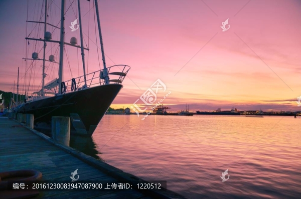 色的日落