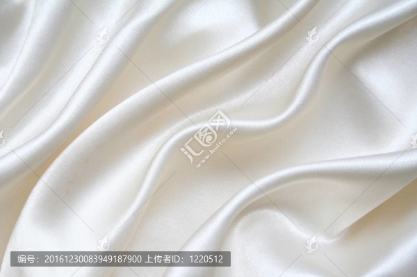 光滑優(yōu)雅的白色絲綢為背景