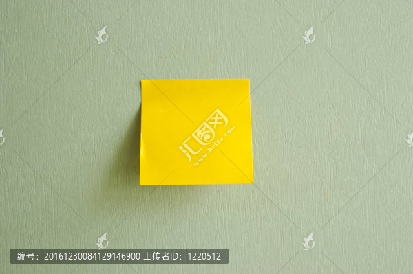 綠色紋理背景的便條紙