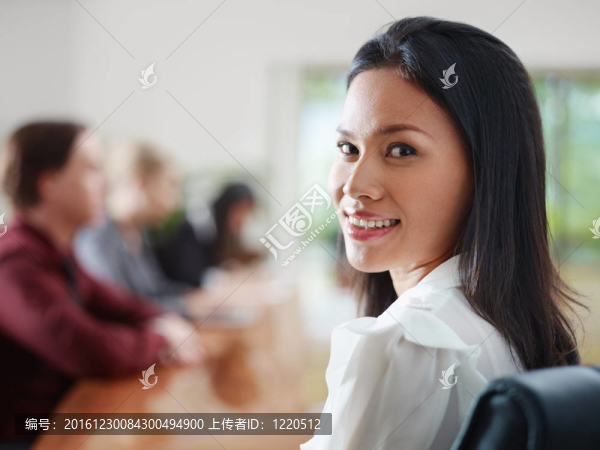 商人在會議室和微笑的女人