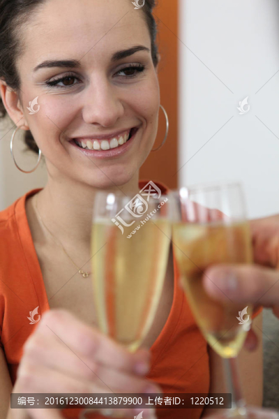 新房子的夫婦祝酒