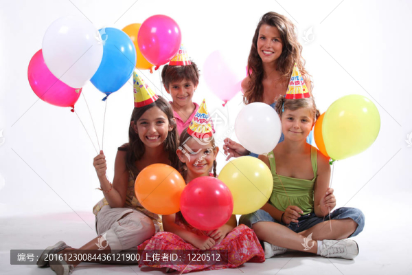 生日派對(duì)上的孩子們