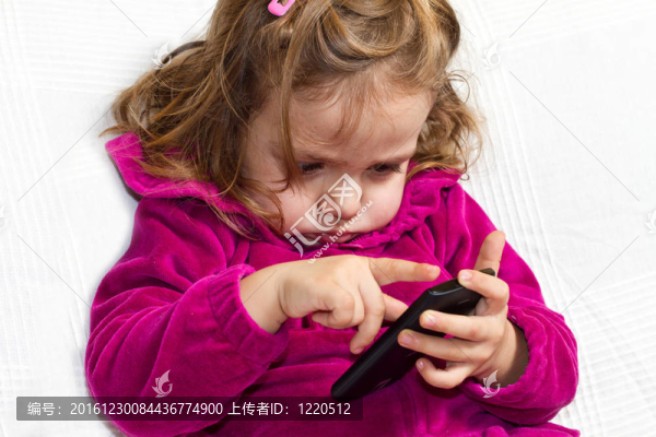 小女孩帶手機