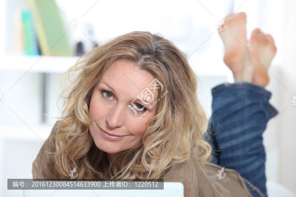金發(fā)女人在筆記本電腦