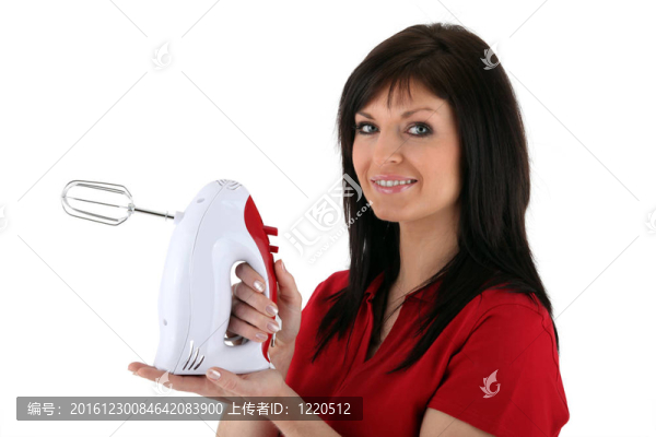 與白色背景的電動攪拌機的女人