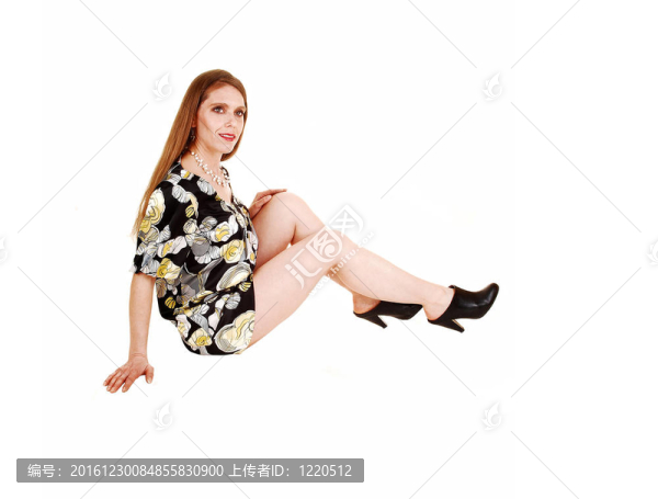 坐在地板上的女人。