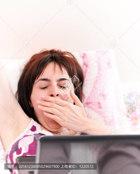 年輕女性與筆記本電腦